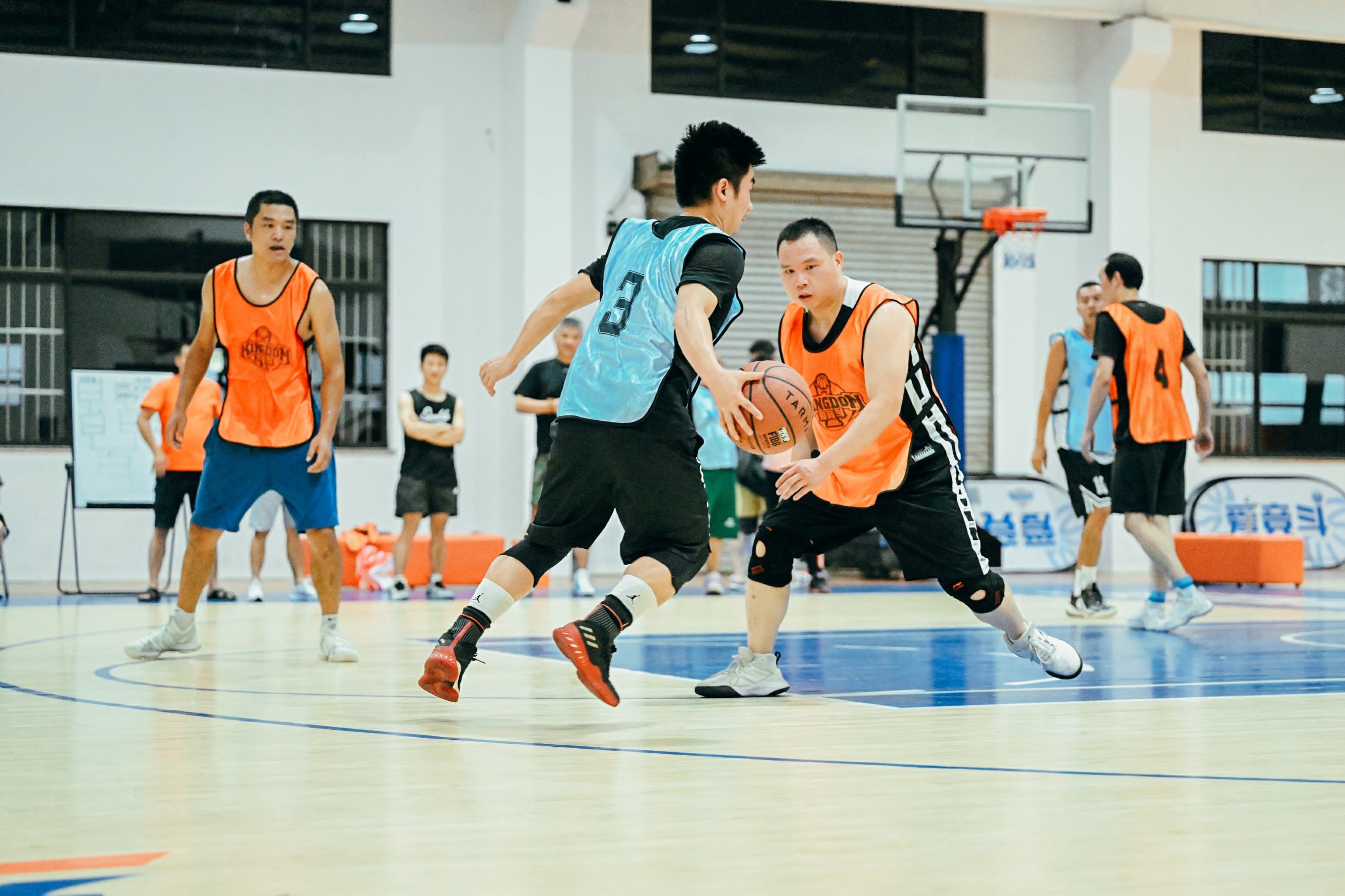 包含线上线下融合创新模式，推动青少年篮球全民参与度提升的词条
