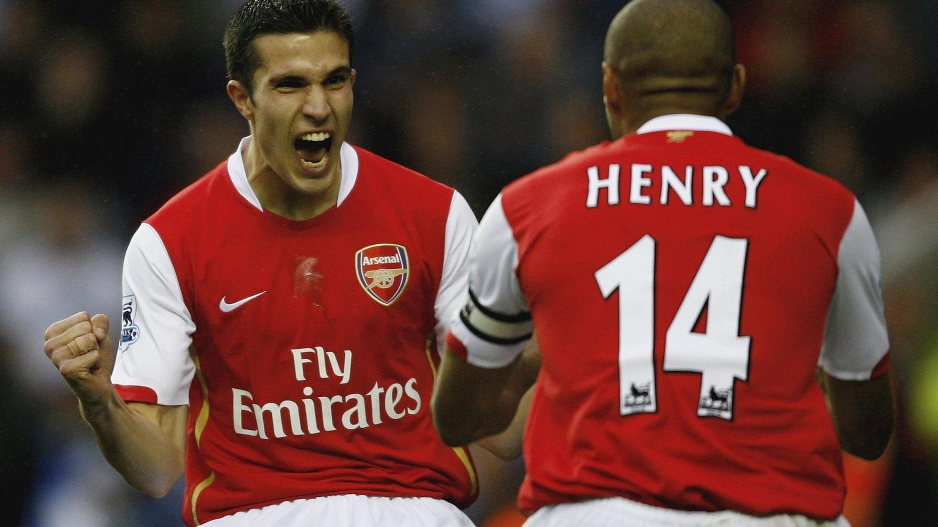 WRC多车追逐战：激烈的超车瞬间